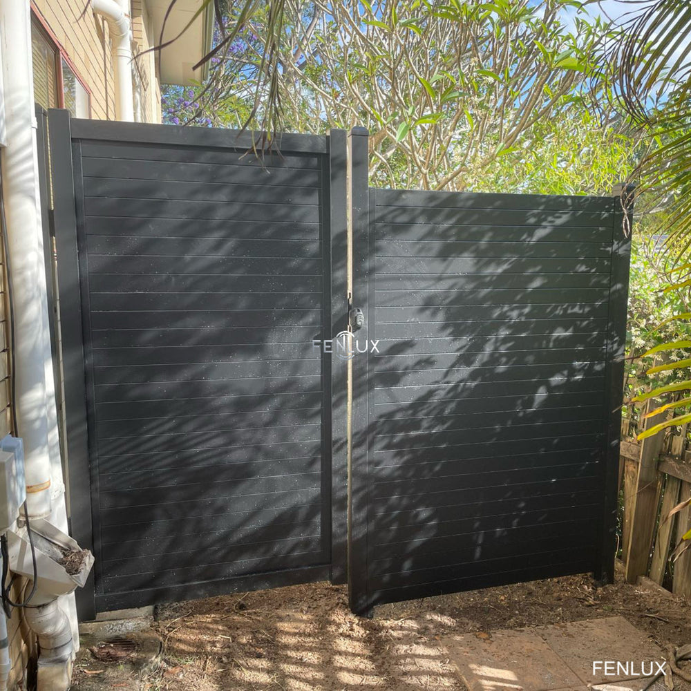 DIY horzontal slats pedestrian gate full privacy look