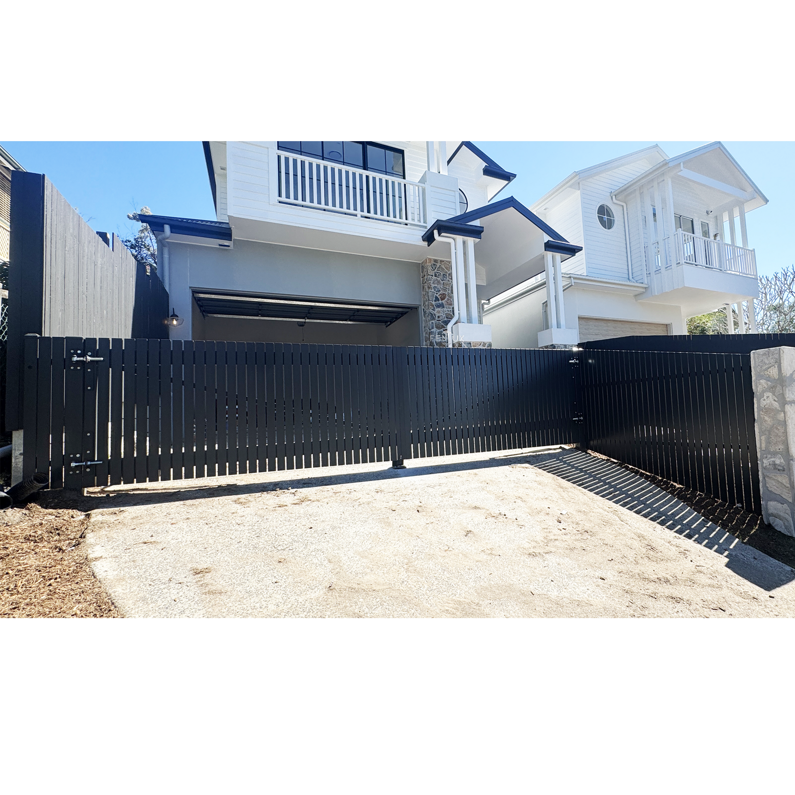 vertical piket style driveway gate